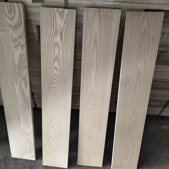 Ash wood veneers with AB grade